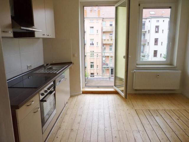 Helle 3 Zi. Wohnung mit Balkon, großer Küche mit EBK