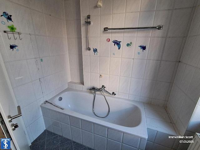 Helle 3 Zimmer Wohnung mit viel Tageslicht im 1.OG neu renoviert