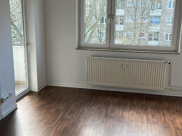 Helle 3 Zimmer Wohnung mit Balkonzugang in Laatzen Pettenkoferstraße
