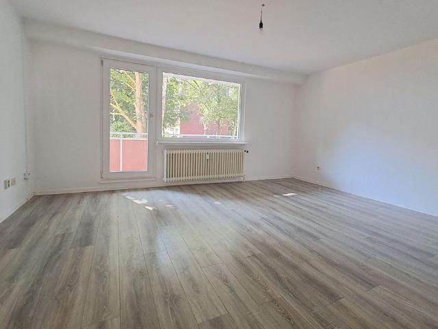 Helle 3 Zimmer Wohnung mit Balkon!