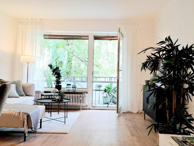Helle 3 Zimmer Wohnung mit Balkon