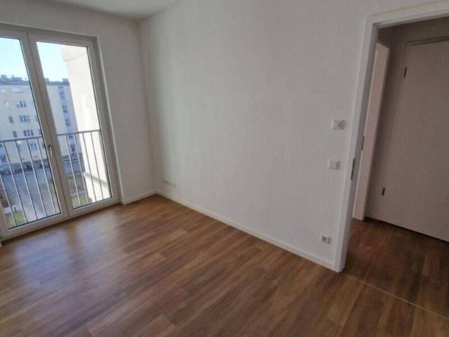 Helle 3 Zimmer Wohnung mit Balkon, Einbauküche und Fußbodenheizung in Berlin