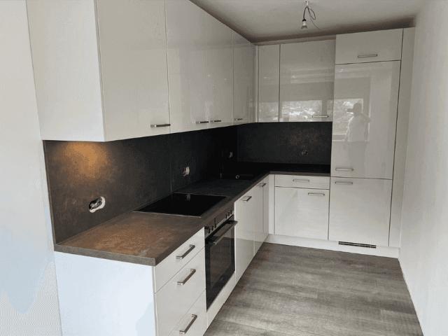 Helle 3 Zimmer Wohnung mit Balkon, moderner Einbauküche und Garage