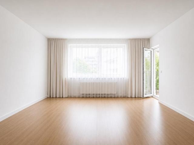 Helle 3 Zimmer Wohnung mit Balkon, neuer Einbauküche & Stellplatz