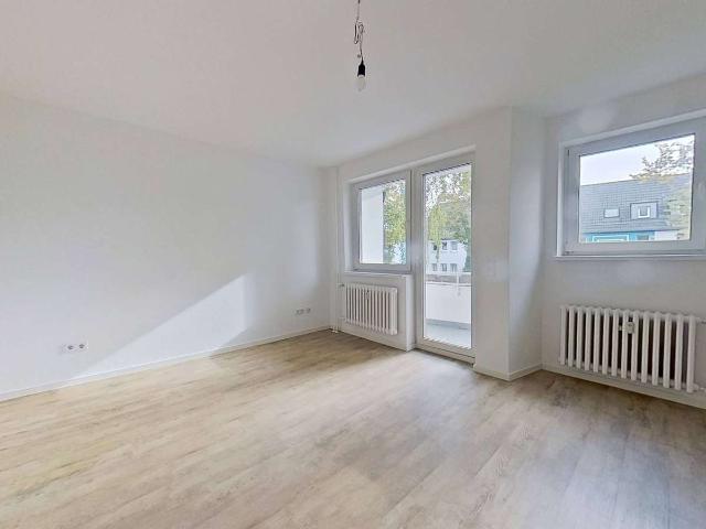 Helle 3 Zimmer Wohnung mit BALKON und BADEWANNE