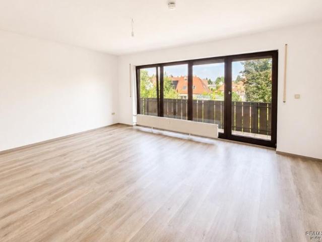 Helle 3 Zimmer Wohnung mit Balkon und Garage in gepflegten 3 Familienhaus