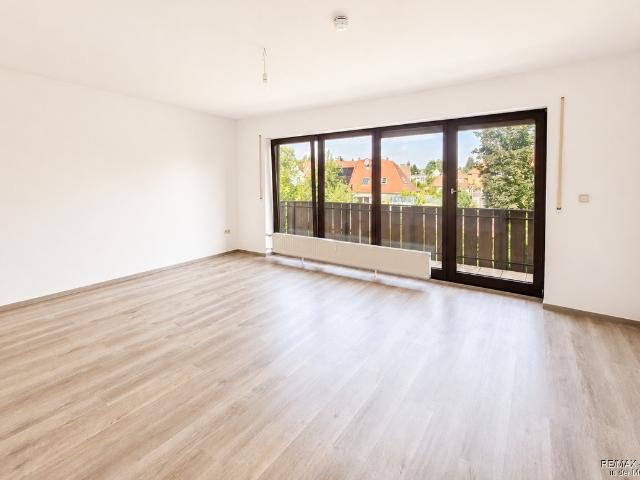 Helle 3 Zimmer Wohnung mit Balkon und Garage in gepflegten 3 Familienhaus