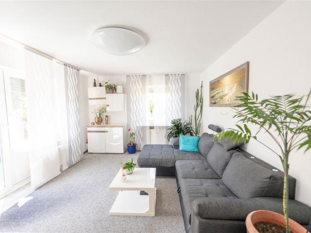 Helle 3 Zimmer Wohnung mit Balkon und Gartenanteil