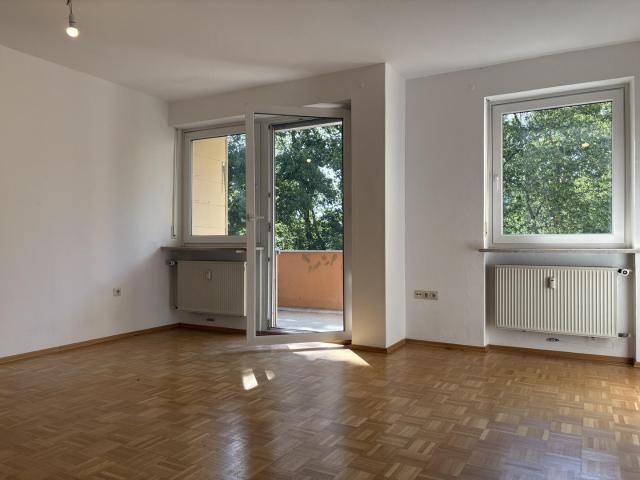 Helle 3 Zimmer Wohnung mit Balkon und viel Potenzial – sofort verfügbar und Provisionsfrei