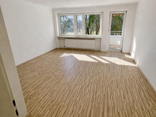 Helle 3 Zimmer Wohnung mit Blick ins Grüne, überdachtem Balkon, Aufzug und TG in Nürnberg Langwasser