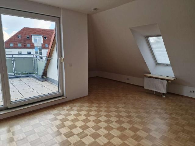 Helle 3 Zimmer Wohnung mit Dachterrasse in Oberasbach – frisch gestrichen & Parkett neu geschliffen