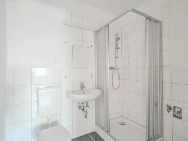 Helle 3 Zimmer Wohnung mit Dusche in der 5. Etage