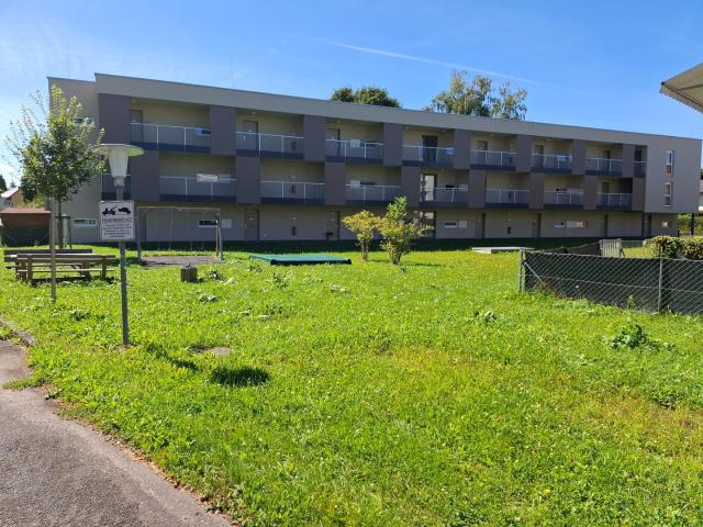 Helle 3 Zimmer Wohnung mit Einbauküche, Balkon und 2 TG Parkplätzen zu vermieteten
