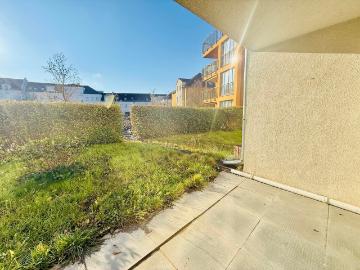 Helle 3 Zimmer Wohnung mit eigener Grünfläche und Terrasse