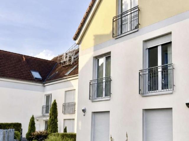 Helle 3 Zimmer Wohnung mit großem Balkon, Aufzug, Einbauküche und Carport