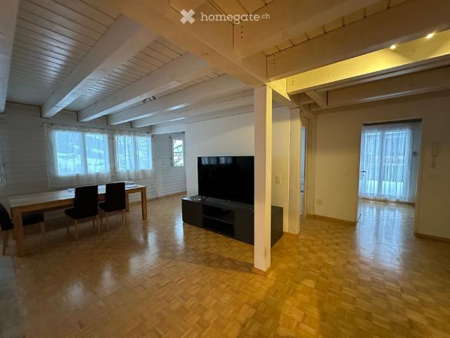 Helle 3 ½ Zimmer Wohnung mit grosser Terrasse und Weitblick in Sattel