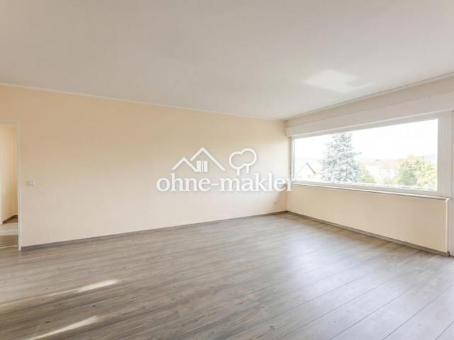 Helle 3 Zimmer Wohnung mit Küche und Balkon