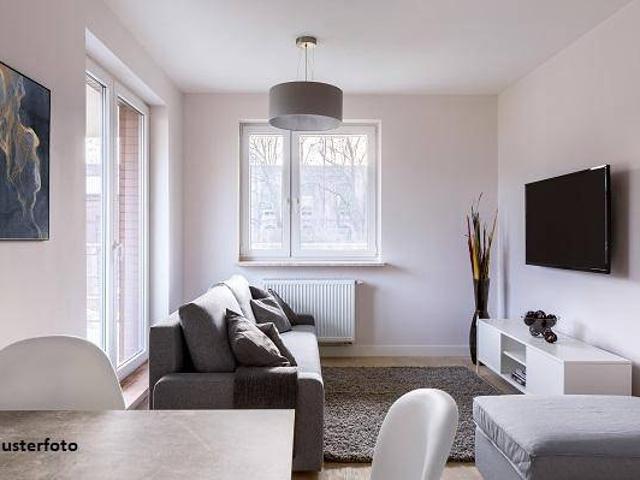 Helle 3 Zimmer Wohnung mit Loggia, Lift und Pkw Stellplatz