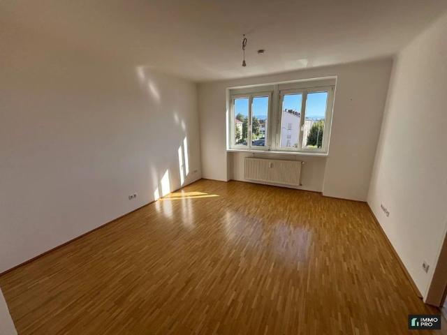 Helle 3 Zimmer Wohnung mit moderner Einbauküche