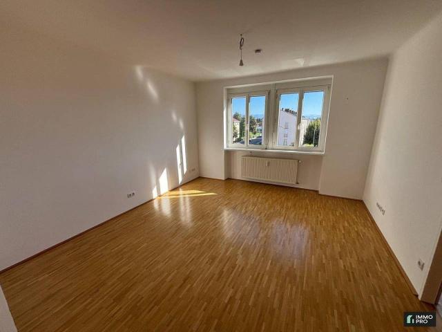 Helle 3 Zimmer Wohnung mit moderner Einbauküche