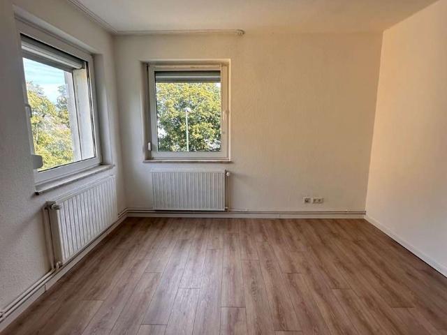 Helle 3 Zimmer Wohnung mit neuem Laminat zu vermieten!