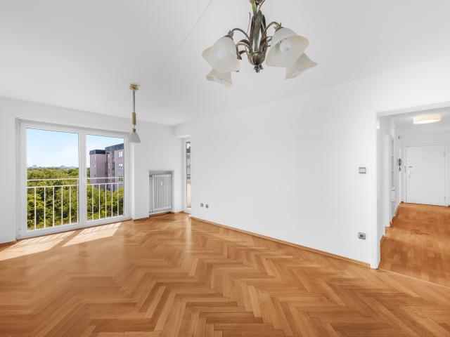 Helle 3 Zimmer Wohnung mit Südbalkon und Bergblick im 7. OG mit Lift in München Blumenau
