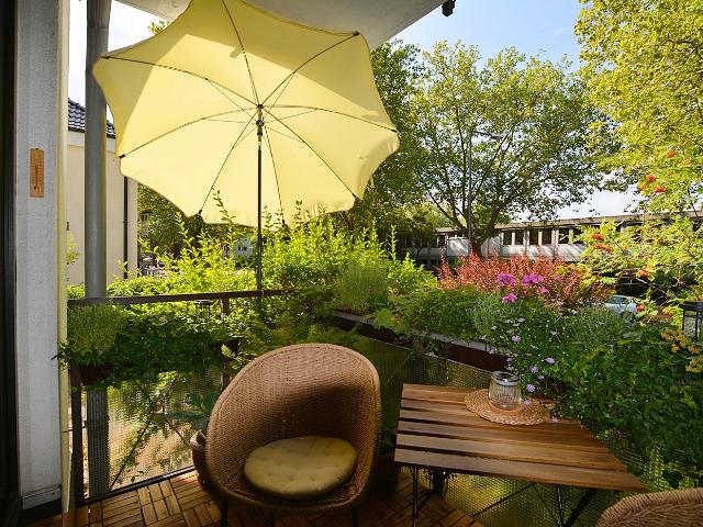 Helle 3 Zimmer Wohnung im EG/Hochparterre mit Balkon in äußerst gepflegtem Mehrfamilienhaus
