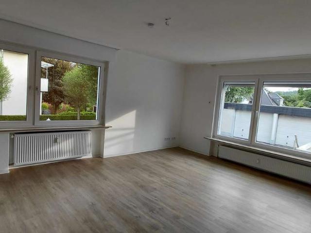 Helle 3 Zimmer Wohnung im Erdgeschoss mit Wintergarten, Garage und Gartenmitnutzung