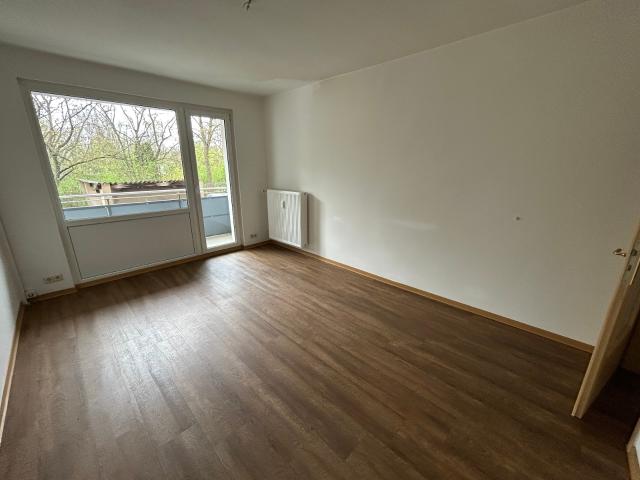 Helle 3 Zimmer Wohnung im Erdgeschoss mit Balkon!