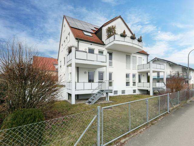 Helle 3 Zimmer Wohnung im Erdgeschoss mit Balkon und direktem Gartenzugang