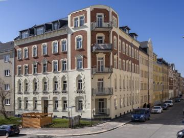 Helle 3 Zimmer Wohnung im sanierten Altbau mit Loggia, Fußbodenheizung und Parkett!
