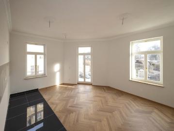 Helle 3 Zimmer Wohnung im sanierten Altbau mit Loggia, Fußbodenheizung und Parkett!