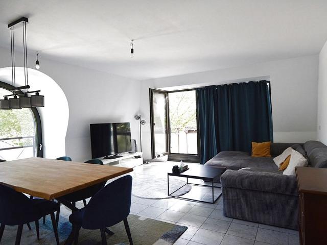 Helle 3 Zimmer Wohnung im 2.OG Dachgeschoss mit Balkon in äußerst gepflegtem Mehrfamilienhaus