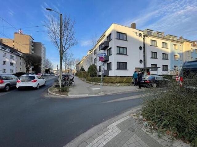 Helle 3 Zimmer Wohnung in renoviertem Altbau