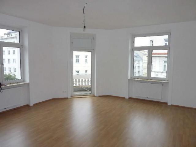 Helle 3 Zimmer Altbauhauptmiete mit kleinem Balkon in Ottakring!
