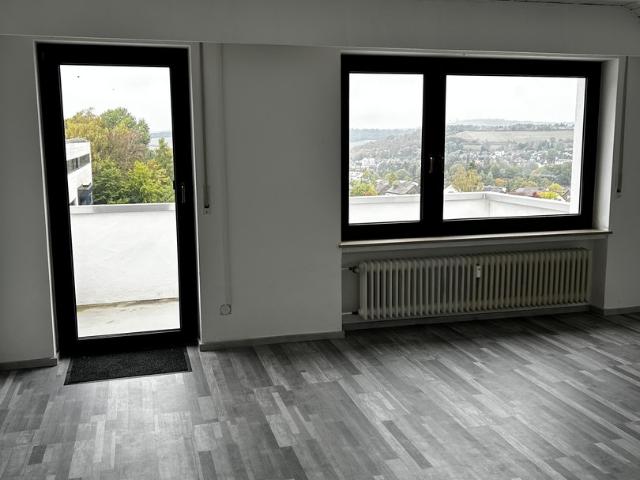 Helle 3 Zimmer Dachgeschosswohnung mit Balkon