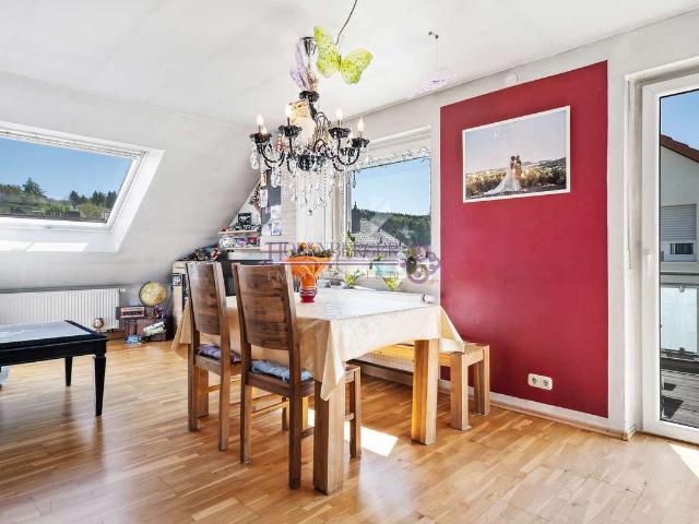 Helle 3 Zimmer Dachgeschosswohnung mit Balkon, Gartenanteil und Außenstellplatz!