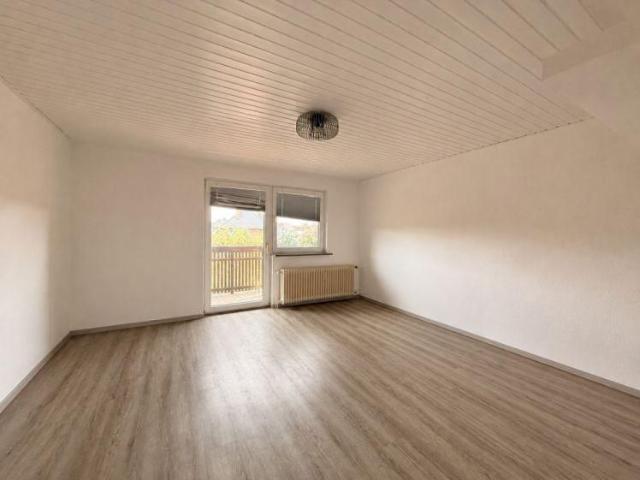 Helle 3 Zimmer Dachgeschosswohnung mit Balkon und Einbauküche in Danndorf