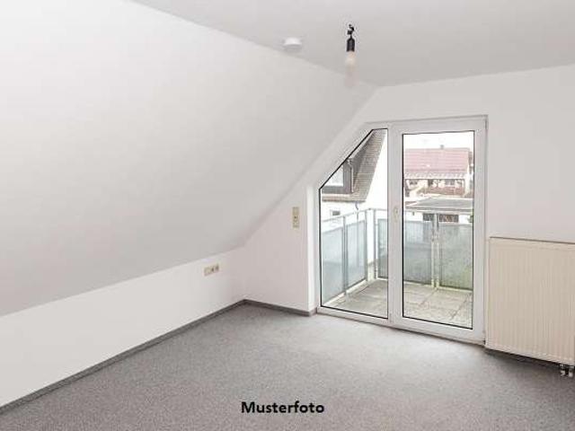 Helle 3 Zimmer Dachgeschosswohnung mit Balkon und 2 Stellplätzen