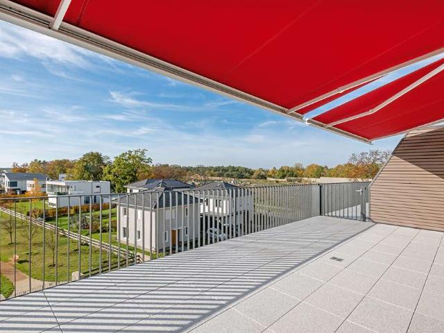 Helle 3 Zimmer Dachgeschosswohnung mit einzigartigem Ausblick über den Rousseau Park