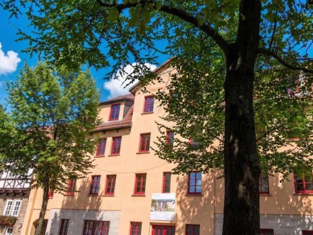 helle 3 Zimmer Dachgeschosswohnung mit Einbauküche