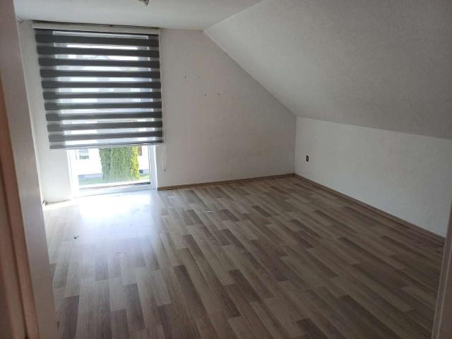 Helle 3 Zimmer Dachgeschosswohnung mit Einbauküche