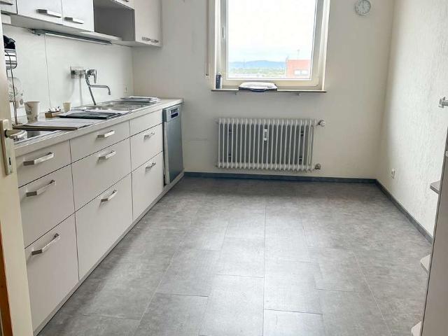 Helle 3 Zimmer Dachgeschosswohnung mit großer Dachterrasse, Einbauküche und Stellplatz in Mannheim