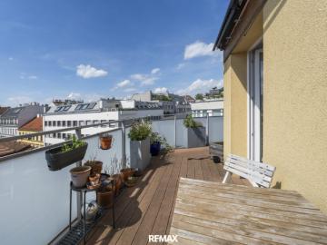 Helle 3 Zimmer Dachgeschosswohnung mit großzügiger Terrasse in gepflegtem Wohnhaus
