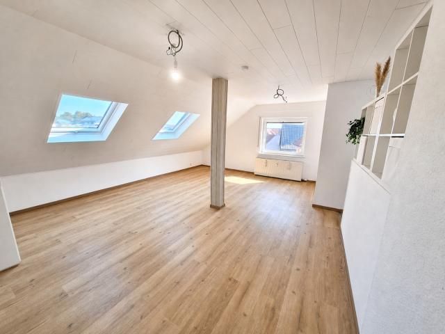 Helle 3 Zimmer Dachgeschosswohnung mit neuer EBK, Vollbad und Gäste WC in Neuberg Ravolzhausen