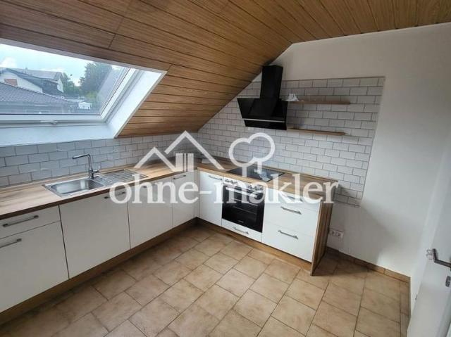 Helle 3 Zimmer Dachgeschosswohnung mit neuer Einbauküche, Vollbad und Gäste WC in Neuberg