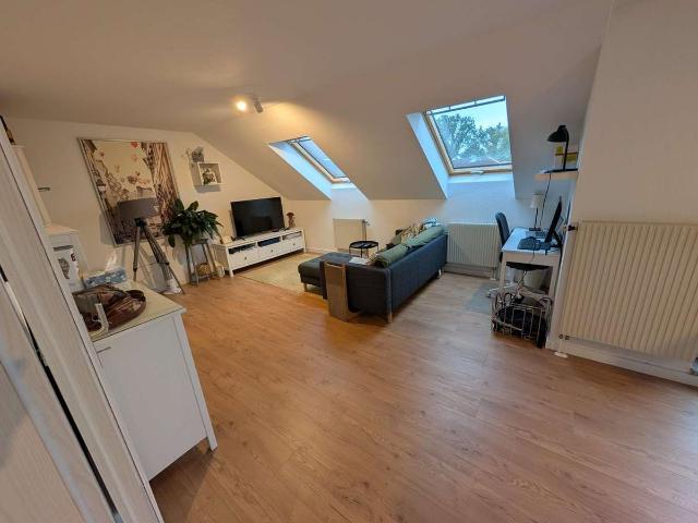 Helle 3 Zimmer Dachgeschosswohnung mit Südwest Terrasse, Einbauküche und Blick zur Boselspitze