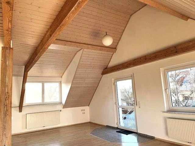 Helle 3 Zimmer Dachstudio Wohnung mit EBK und Terrasse