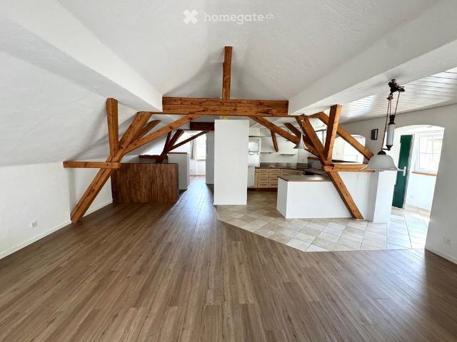 Helle 3 Zimmer Dachwohnung mit Loft Charakter und Weitblick