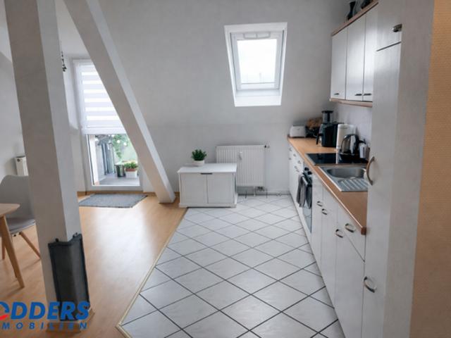 Helle 3 Zimmer DG Wohnung mit Balkon im Bahnhofsviertel